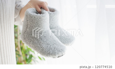 ルームシューズを持つ女性 ルームシューズを持つ女性 120774510