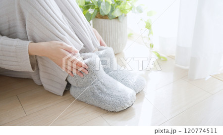 ルームシューズを履く冷え性の女性 ルームシューズを履く冷え性の女性 120774511
