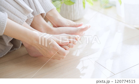 裸足の冷え性の女性 120774515