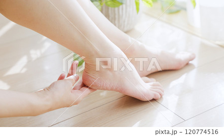 踵の乾燥や角質が気になる女性 踵の乾燥や角質が気になる女性 120774516