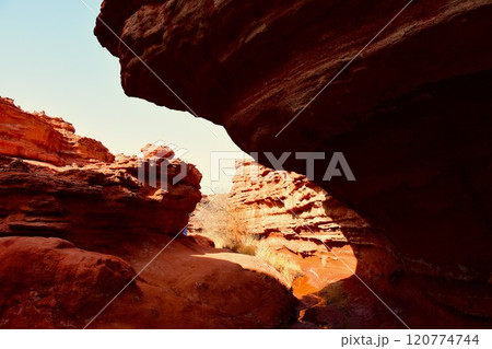 浸食と風食により形づくられた峡谷の風景 120774744