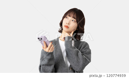 スマホを持って考える女性・ビジネスウーマン スマホを持って考える女性・ビジネスウーマン 120774939
