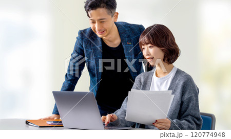 パソコンを使う男女2人のビジネスマン 120774948