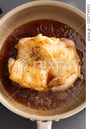 フライパンで鶏もも肉の照り焼きチキンステーキを焼く フライパンで鶏もも肉の照り焼きチキンステーキを焼く 120774955