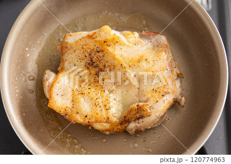 フライパンで鶏もも肉のステーキを焼く 120774963