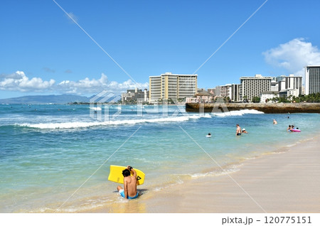 青い海とビーチ 120775151