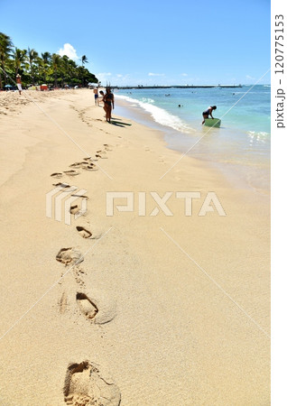 砂浜に打ち寄せる波 砂浜に打ち寄せる波 120775153