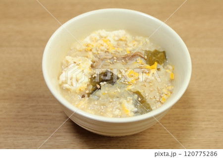 豚肉とわかめの玉子おじや　雑炊　お粥　おかゆ 120775286