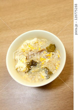 豚肉とわかめの玉子おじや　雑炊　お粥　おかゆ 120775288