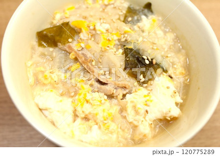 豚肉とわかめの玉子おじや　雑炊　お粥　おかゆ 120775289
