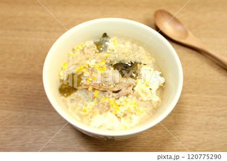 豚肉とわかめの玉子おじや　雑炊　お粥　おかゆ 120775290