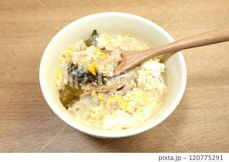 豚肉とわかめの玉子おじや 雑炊 お粥 おかゆ 豚肉とわかめの玉子おじや 雑炊 お粥 おかゆ 120775291