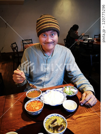 神田カレー街食べ歩きスタンプラリーでタイカレーを食べてるシニア男 120775296