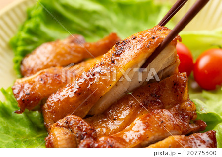 鶏もも肉の照り焼きチキンステーキ 120775300