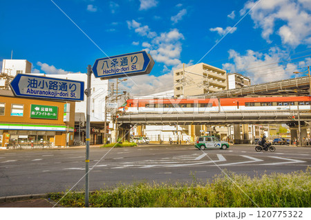 京都駅八条口周辺の街並み 120775322