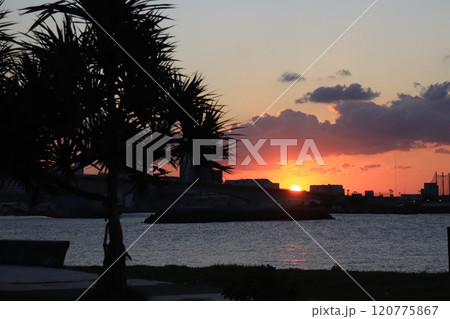 海に沈む夕日 120775867