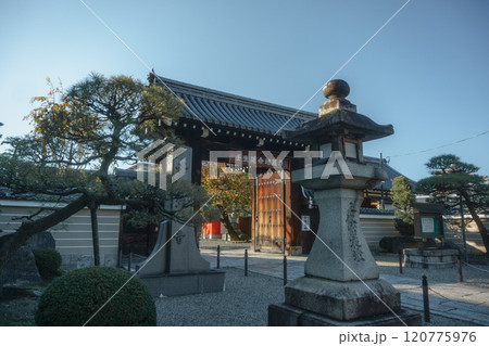 京都壬生寺、静寂に佇む阿弥陀堂への入口 京都壬生寺、静寂に佇む阿弥陀堂への入口 120775976