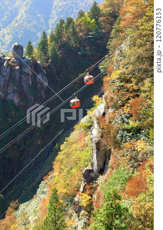紅葉の御在所岳と御在所ロープウェイ 120776153