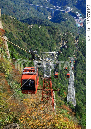 紅葉の御在所岳と御在所ロープウェイ 紅葉の御在所岳と御在所ロープウェイ 120776161