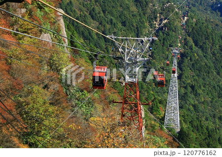 紅葉の御在所岳と御在所ロープウェイ 紅葉の御在所岳と御在所ロープウェイ 120776162
