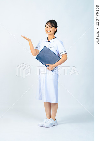 案内する白衣を着た女性 看護師 医師 エステティシャン 全身写真 案内する白衣を着た女性 看護師 医師 エステティシャン 全身写真 120776169