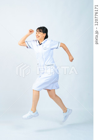 ジャンプする白衣を着た女性 看護師 医師 全身写真 ジャンプする白衣を着た女性 看護師 医師 全身写真 120776171