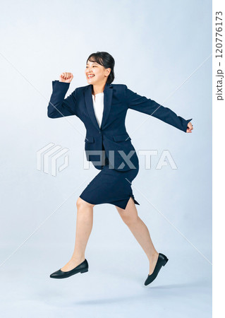 ジャンプするスーツを着た女性の全身写真 ジャンプするスーツを着た女性の全身写真 120776173