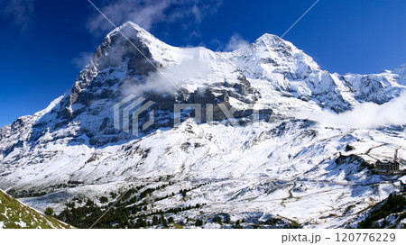 メンリッフェントレッキングコースから　ユングフラウ三山を望む　グリンデルワルト　スイス 120776229