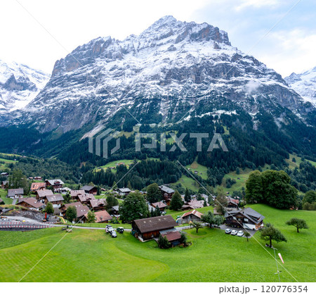 グリンデルワルトの村から　シュレックホルンベを望む　　　グリンデルワルト　スイス 120776354