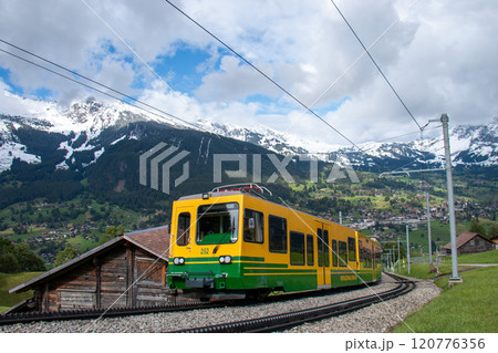 グリンデルワルトの村から　ウェンゲルンアルプ鉄道　グリンデルワルト　スイス 120776356