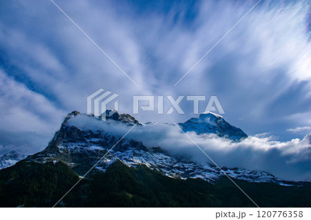 グリンデルワルトの村から　アイガーを望む　　　グリンデルワルト　スイス 120776358