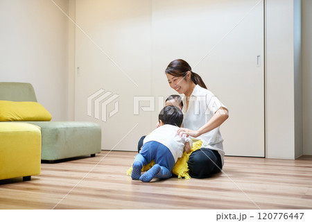 部屋で元気に遊ぶ親子 部屋で元気に遊ぶ親子 120776447