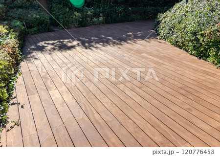 ウッドデッキのある遊歩道 120776458