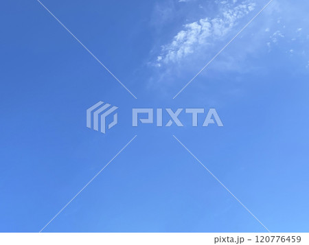 爽やかで美しい青い空と雲 120776459
