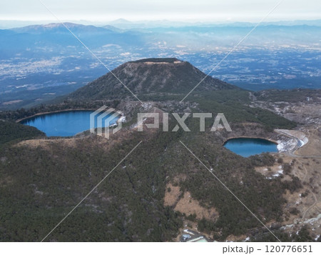 えびの高原の不動池、御池、甑岳の空撮 120776651