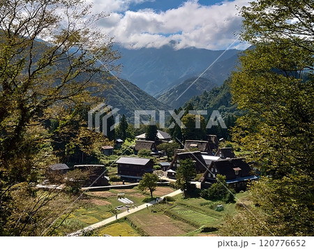 遠景から望む初秋の五箇山・相倉合掌造り集落 120776652