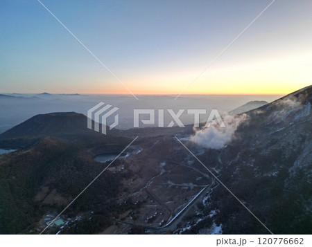 噴煙上げる硫黄山と甑岳の夜明け前の空撮 120776662