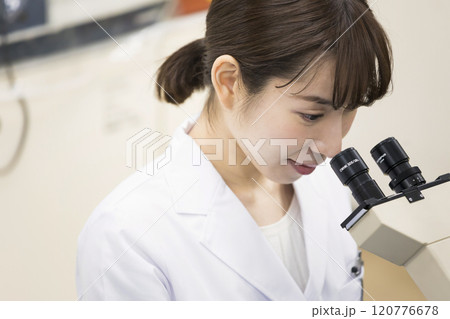 研究 開発 実験イメージ 顕微鏡をのぞく若い女性研究員 研究 開発 実験イメージ 顕微鏡をのぞく若い女性研究員 120776678