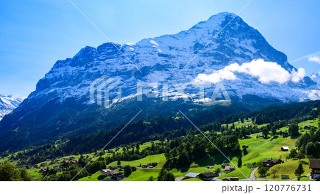 グリンデルワルトの牧草地から　アイガーを望む　　グリンデルワルト　スイス 120776731