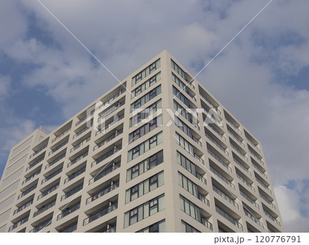 マンションと空。 120776791