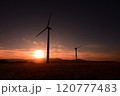 夕日に映える風力発電 120777483