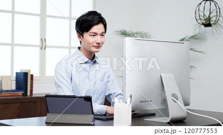 オフィスでパソコン作業をするビジネスマン 120777553