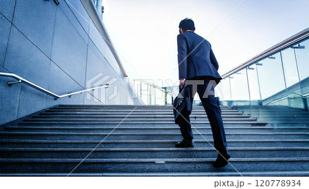 階段を登るビジネスマン(AI生成画像) 階段を登るビジネスマン(AI生成画像) 120778934