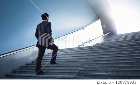 階段を登るビジネスマン（AI生成画像） 120778935