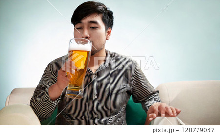 ビールを飲む男性（AI生成画像） 120779037