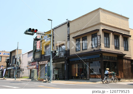 茨城県石岡市のレトロ感のある建物の並ぶ風景 120779525