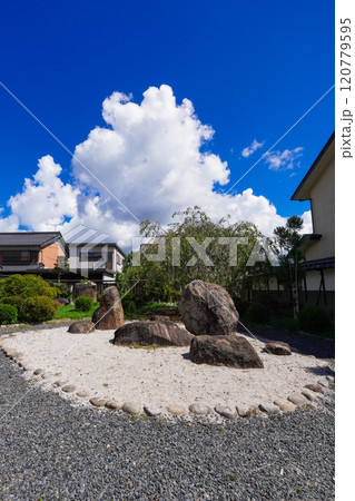 宿場における人と物資の交流を再現した東海道伝馬館(滋賀県甲賀市土山) 宿場における人と物資の交流を再現した東海道伝馬館(滋賀県甲賀市土山) 120779595