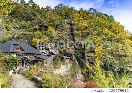 紅葉の宝珠山立石寺山寺の参道と性相院 紅葉の宝珠山立石寺山寺の参道と性相院 120779616