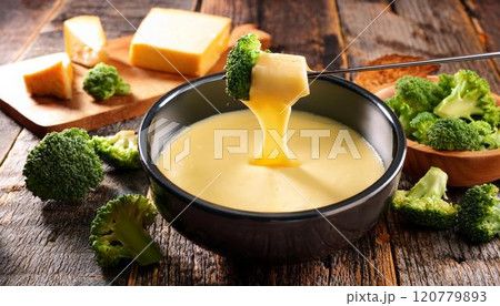 チーズフォンデュ鍋シーン チーズフォンデュ鍋シーン 120779893
