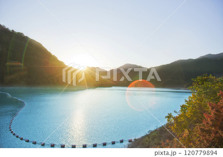 下久保ダムに沈む夕日 120779894